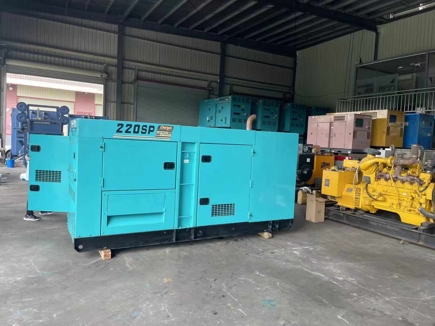 东方800kW 柴油发电机的输出电流波动范围是多少？